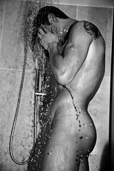 Мужчина в душе