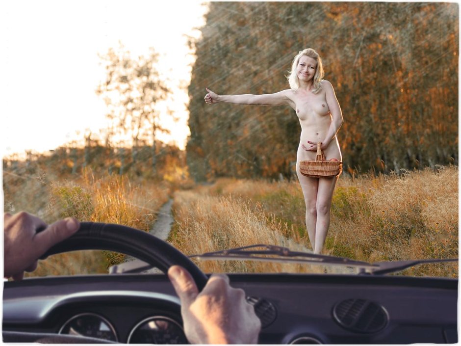 Голая девушка на дороге