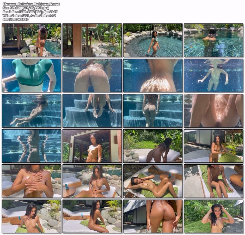 Девушка в бассейне