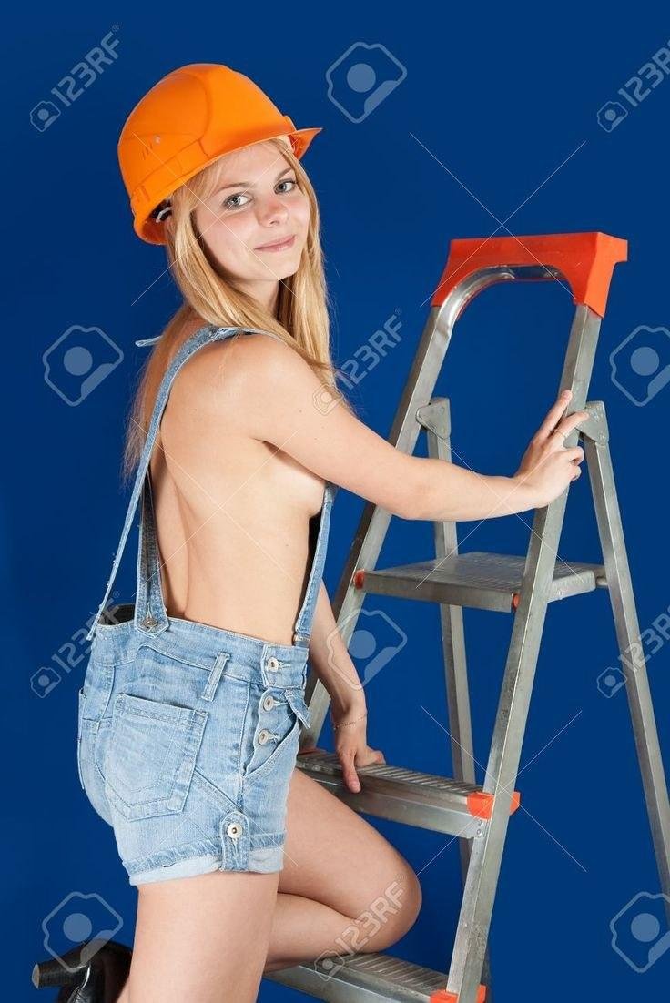 Девушка на стремянке