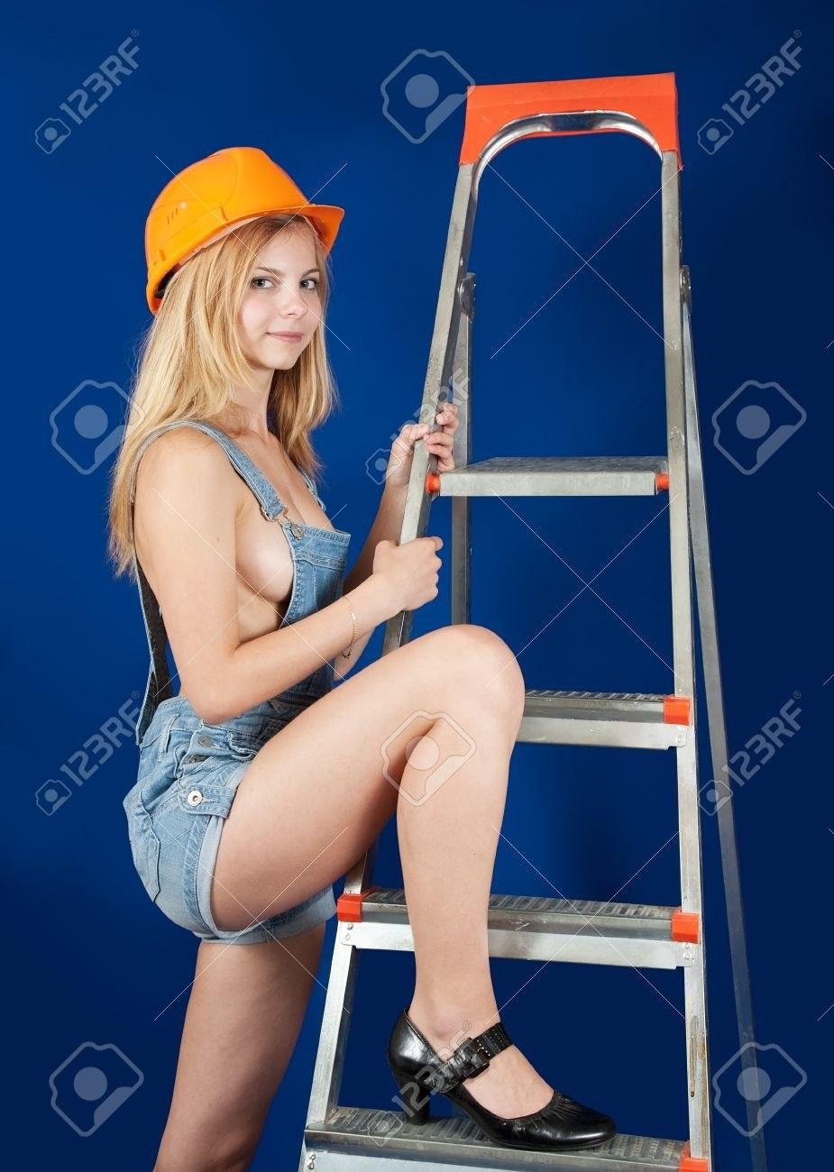 Девушка строитель