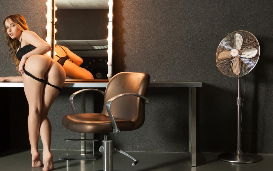 Красивые попки на стуле