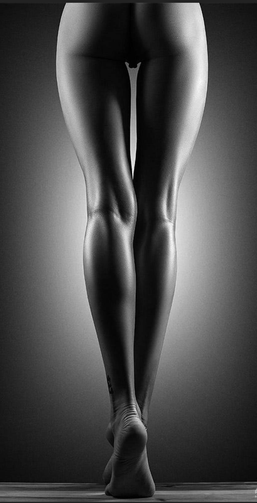 Красивые голые женские ноги