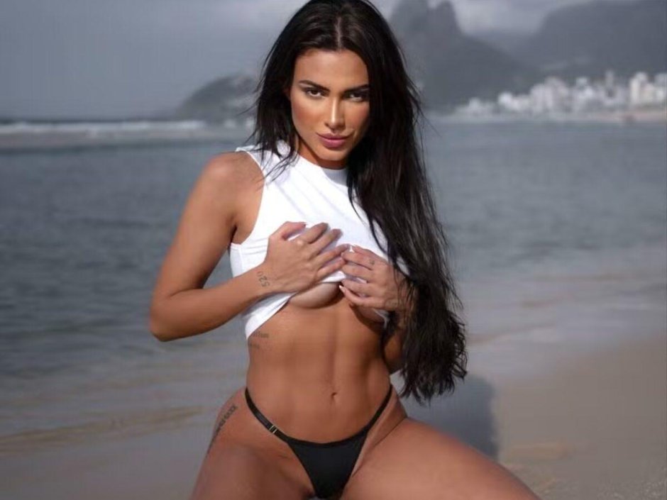 Девушек в купальниках