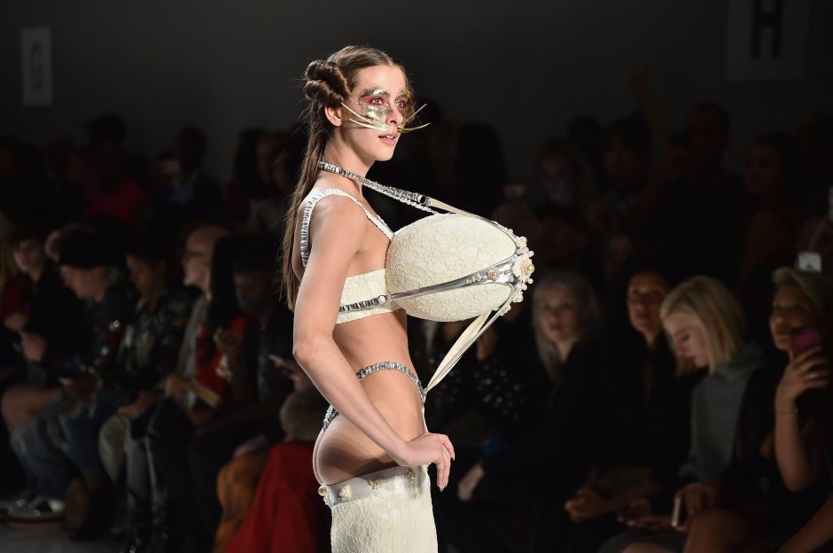 Показ груди на подиуме