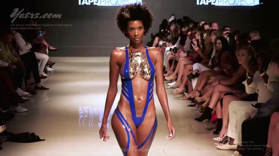 Голые модели на показе мод