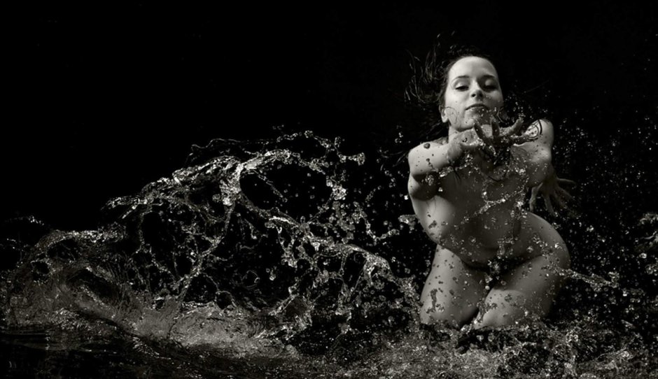 Девушка в брызгах воды