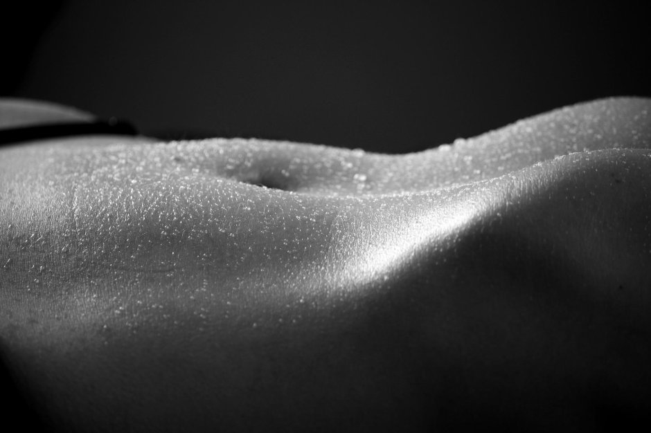 Женская грудь в каплях воды