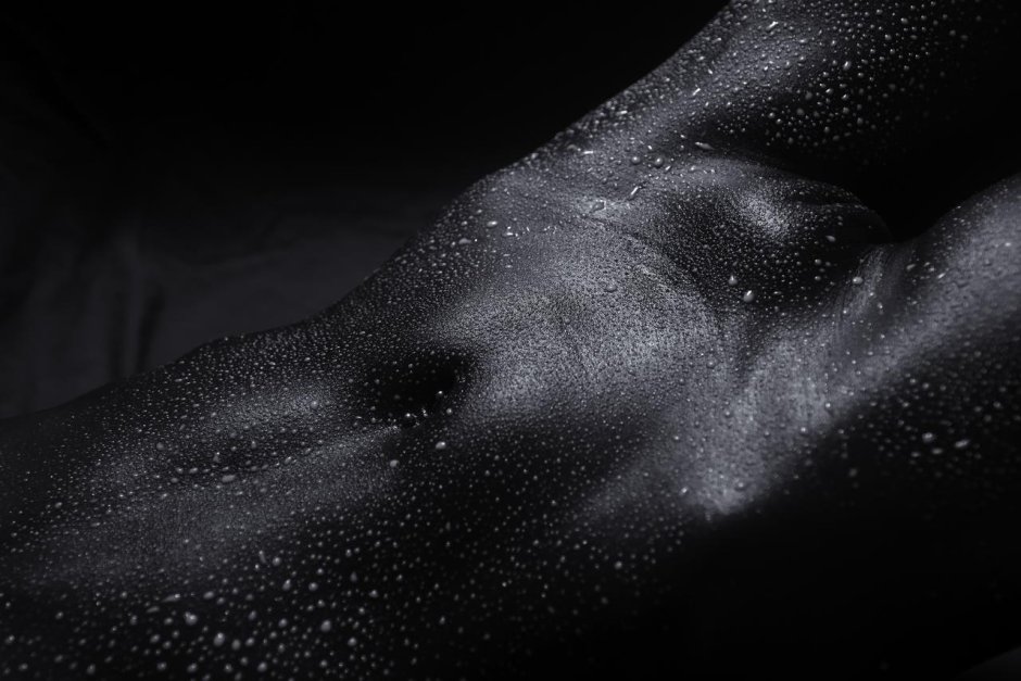 Женская грудь в каплях воды