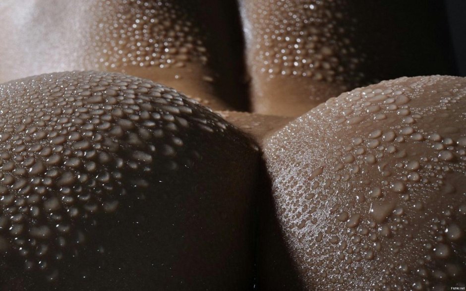 Голое женское тело в мурашках