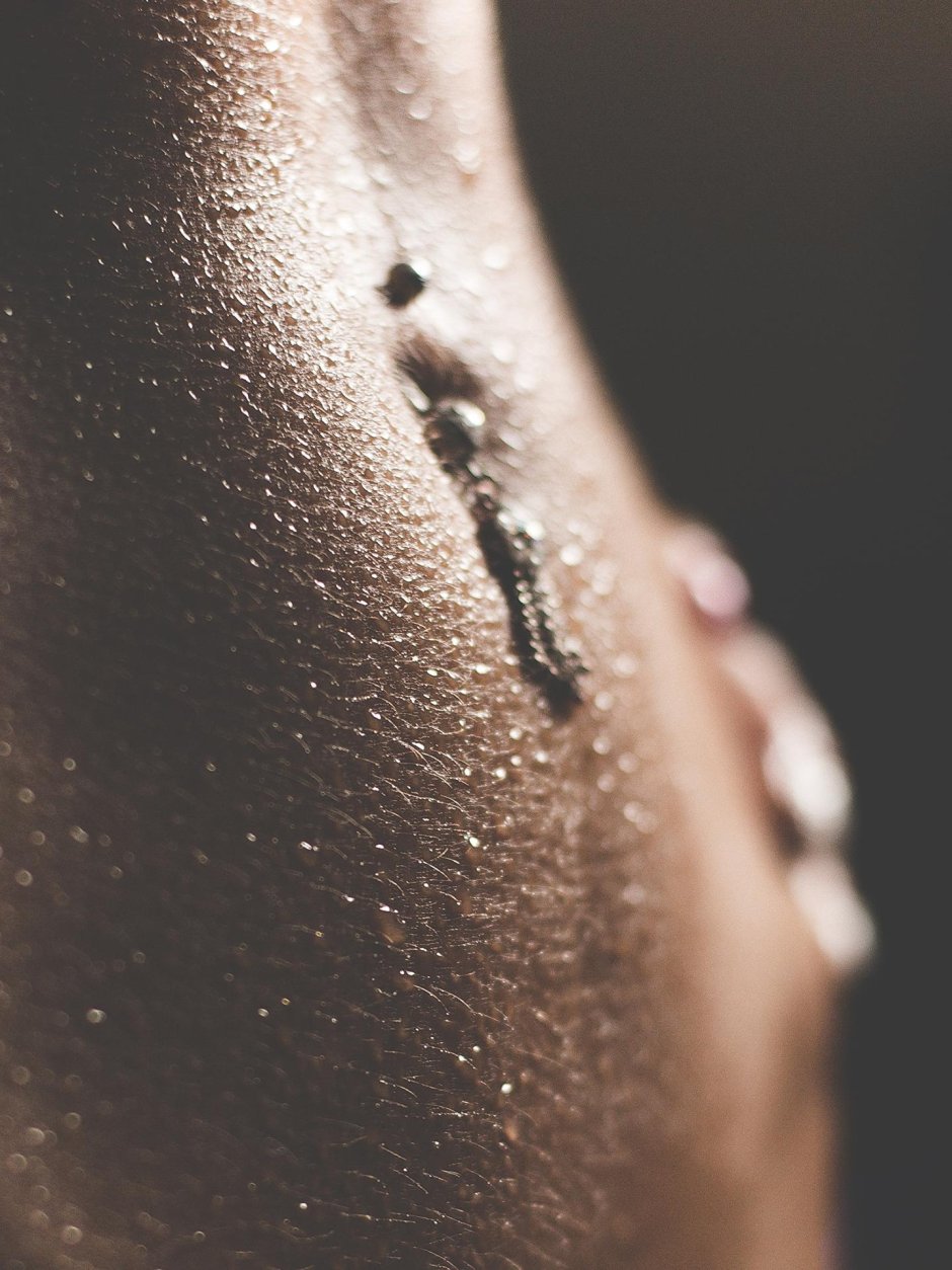 Голое женское тело в мурашках