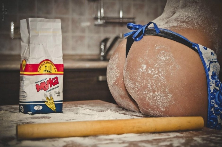 Девушка в муке на кухне