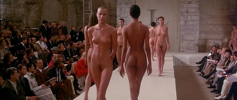 Голые женщины ходят по подиуму