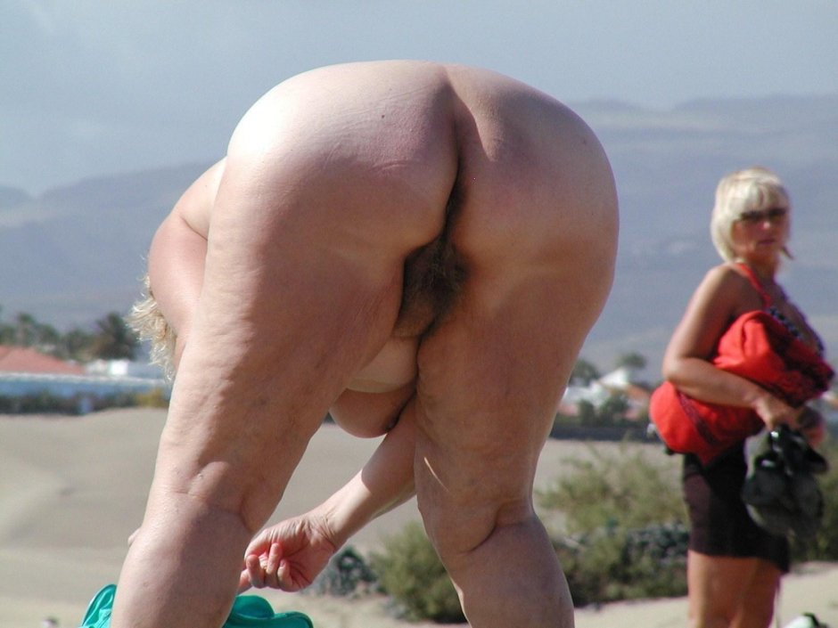 Сочные старухи на пляже