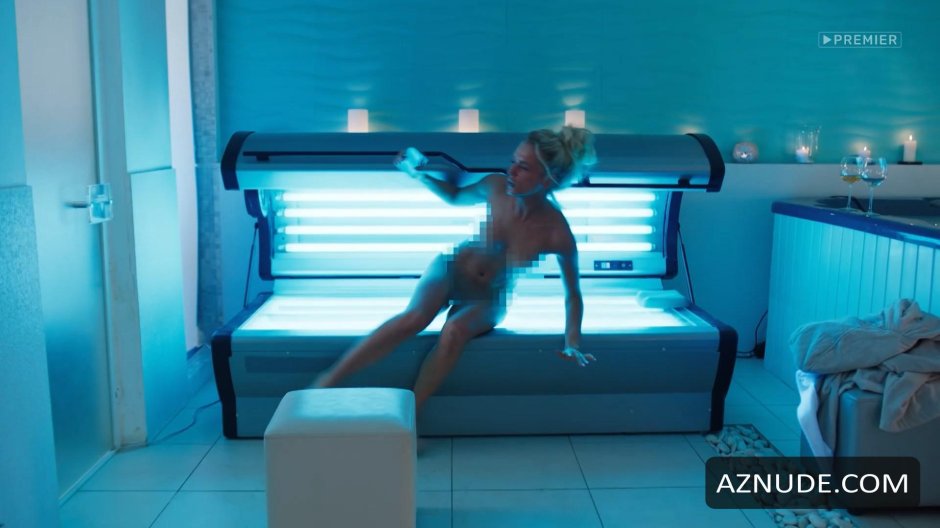 Голая в солярии