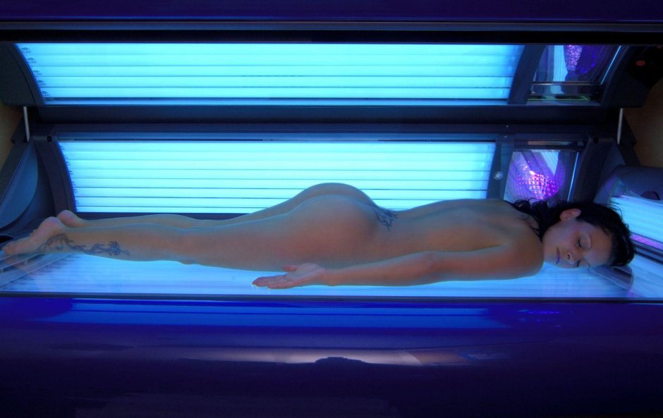 Голые бабы загорают в солярии