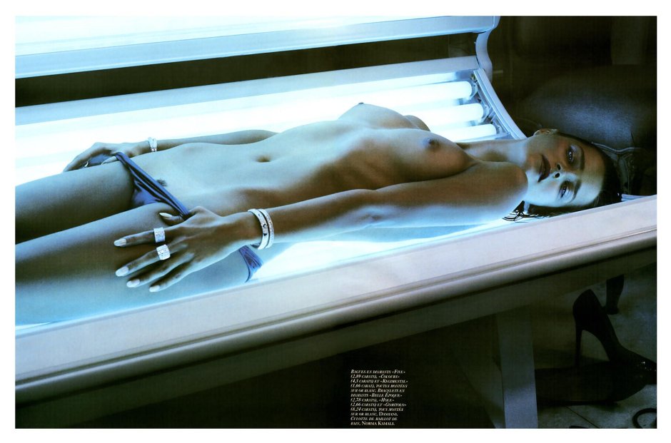 Голая девушка в солярии