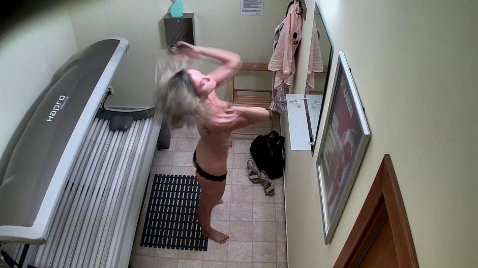 Скрытая камера в солярии мастурбация