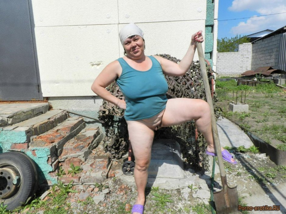 Старухи в трусах на даче