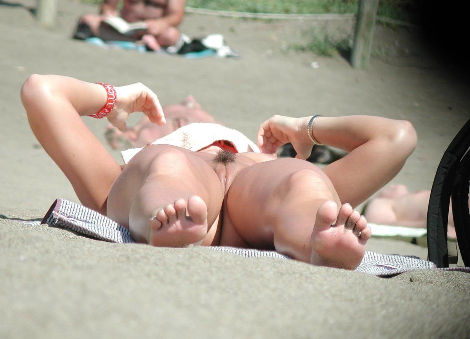 Голые женщины на пляже случайное