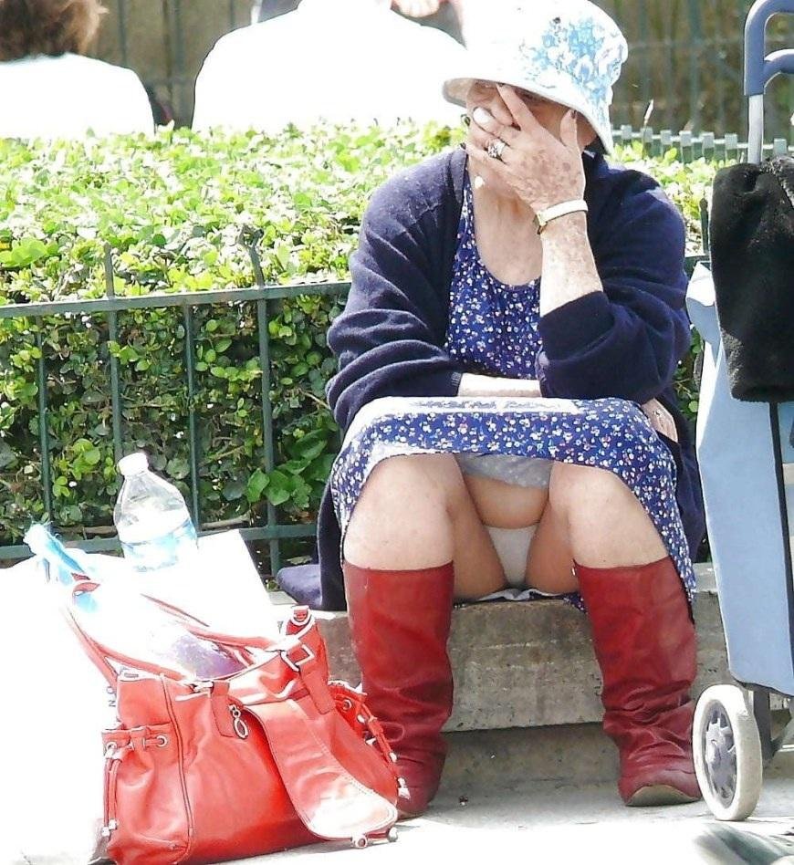 Женщины в возрасте под юбкой