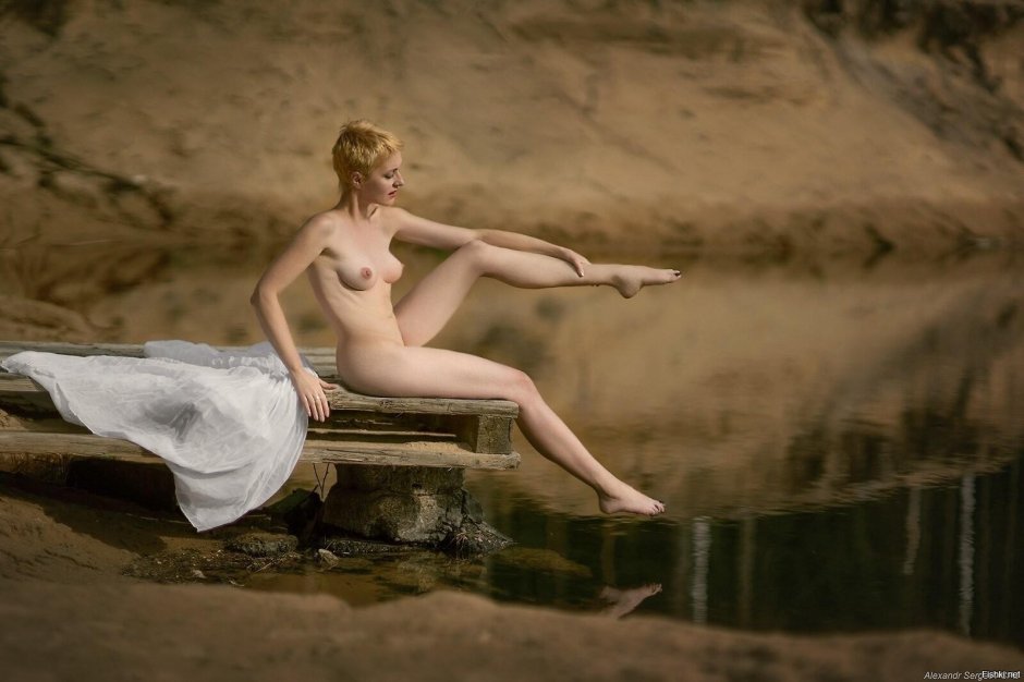 Художественное ню купальщицы