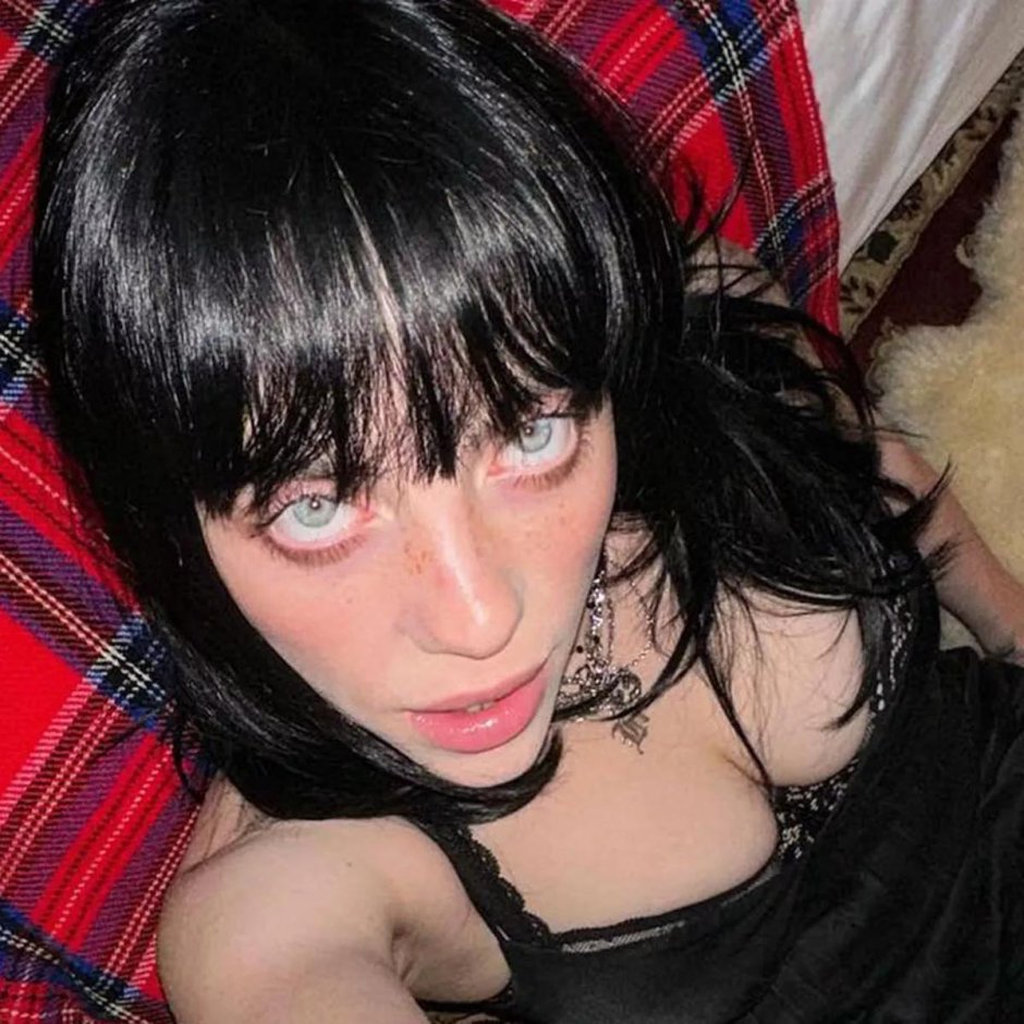 Билли айлиш в черном платье