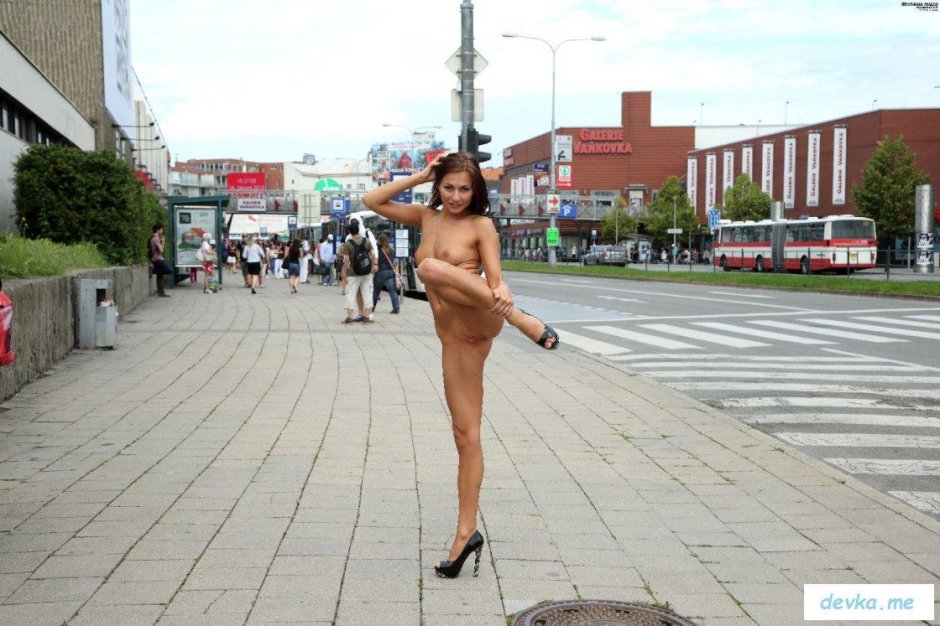 Голая микаэла исиззу на улице