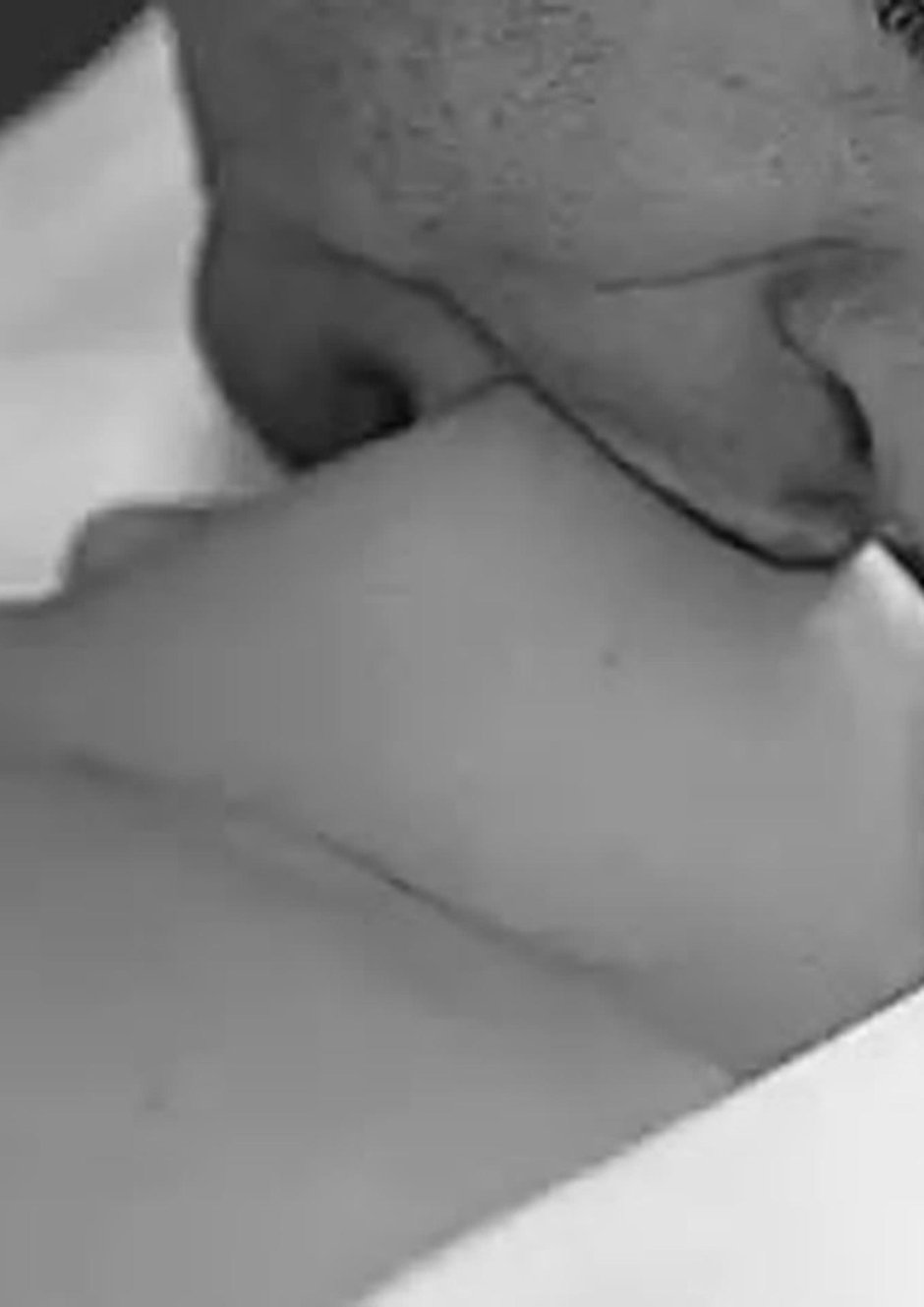 Порно целует грудь