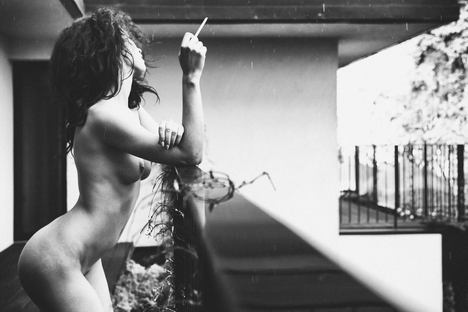 Голая с сигаретой