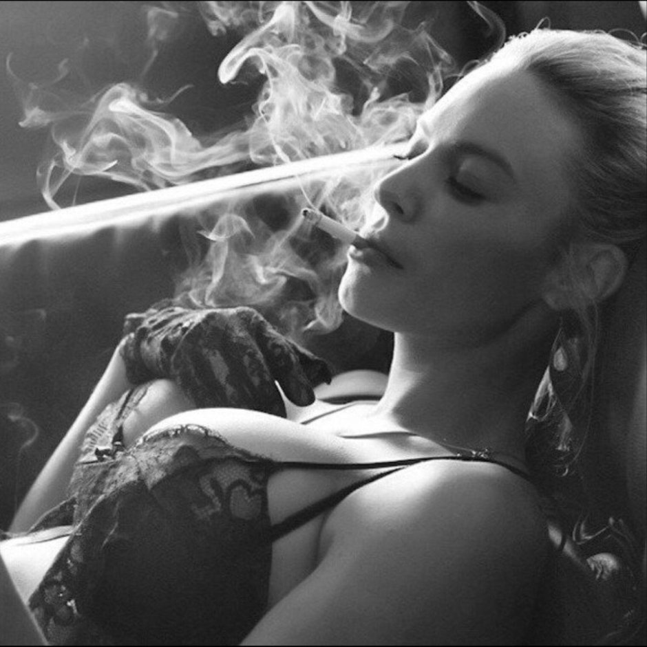 Девушка курит