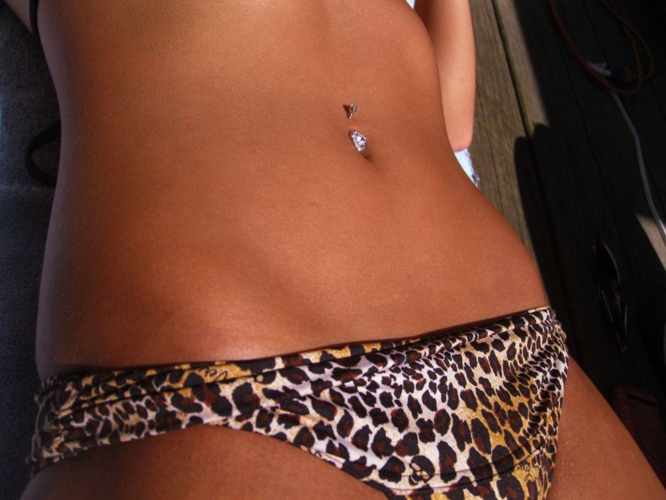 Красивые девушки с пирсингом пупка