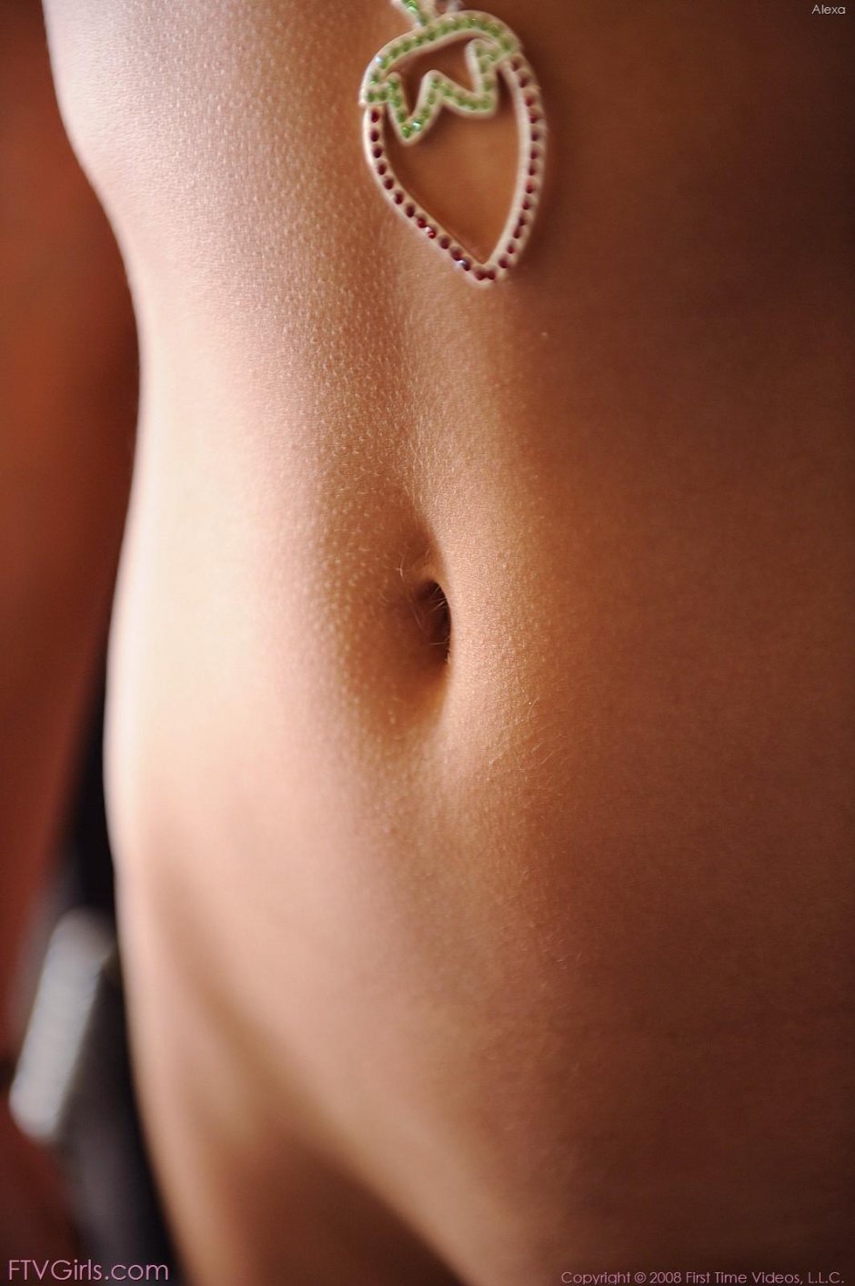 Пупки девушек