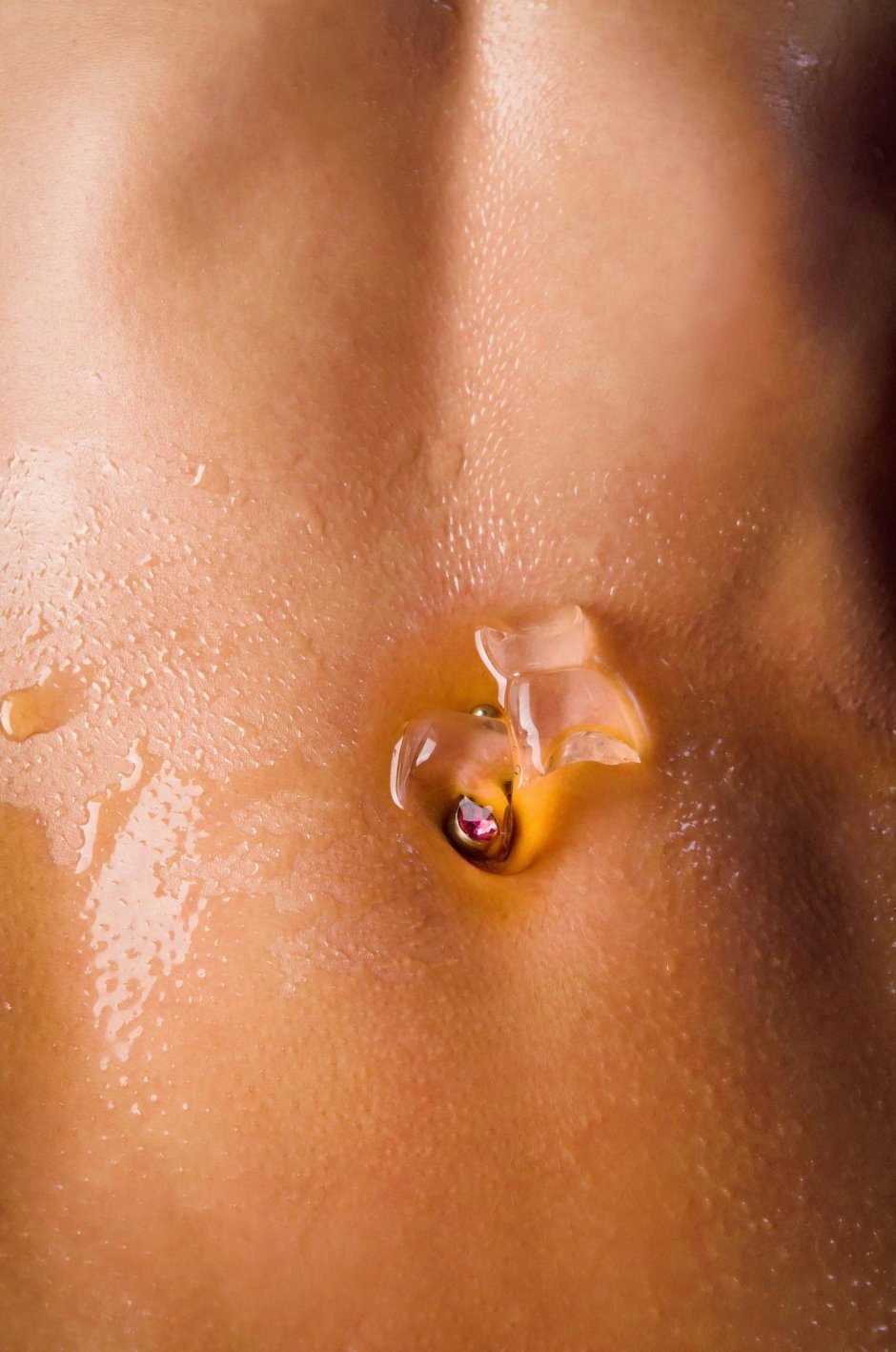 Женский глубокий пупок