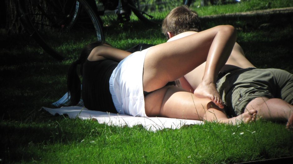 Подглядывание на улице