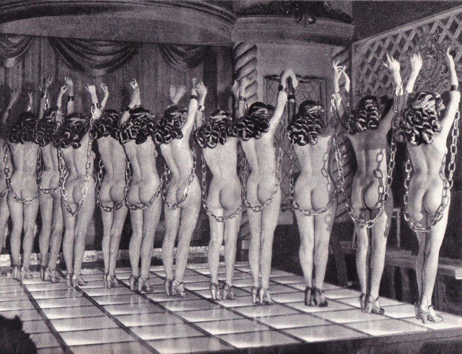 Голые женщины в театре кабаре