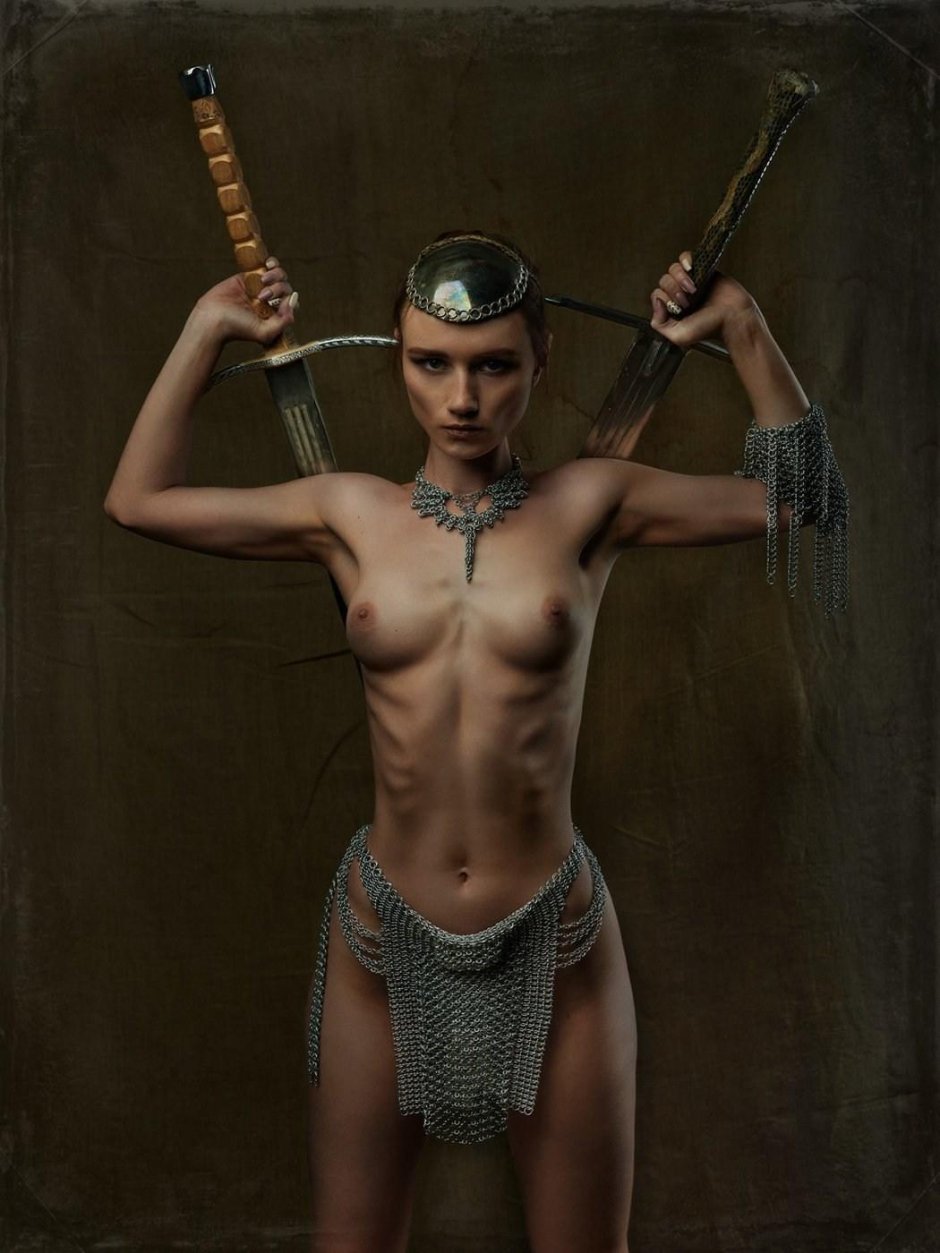 Голая воительница