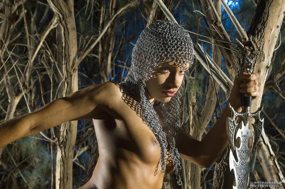 Девушка в кольчуге