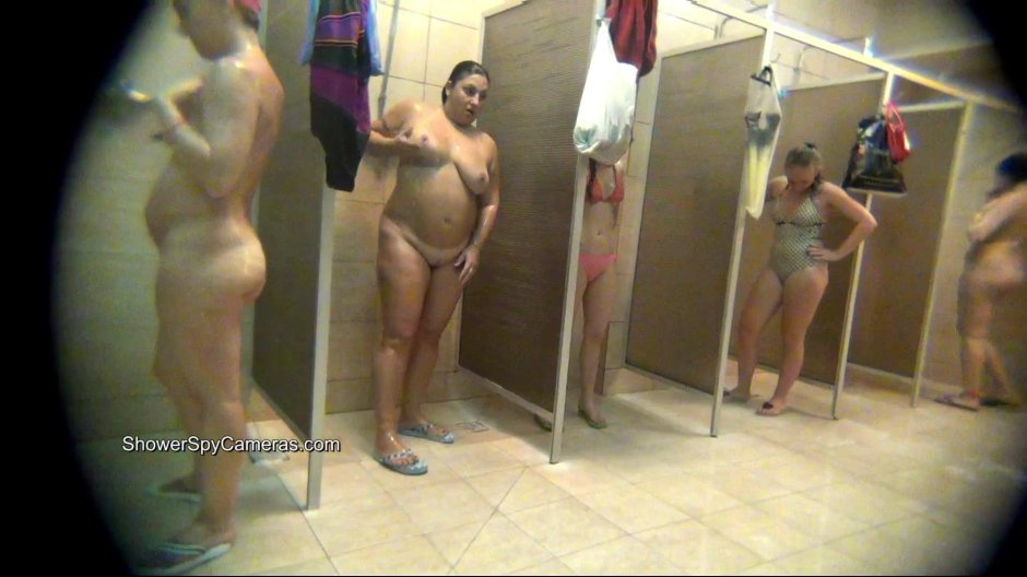 Голые бабы в общественной душевой