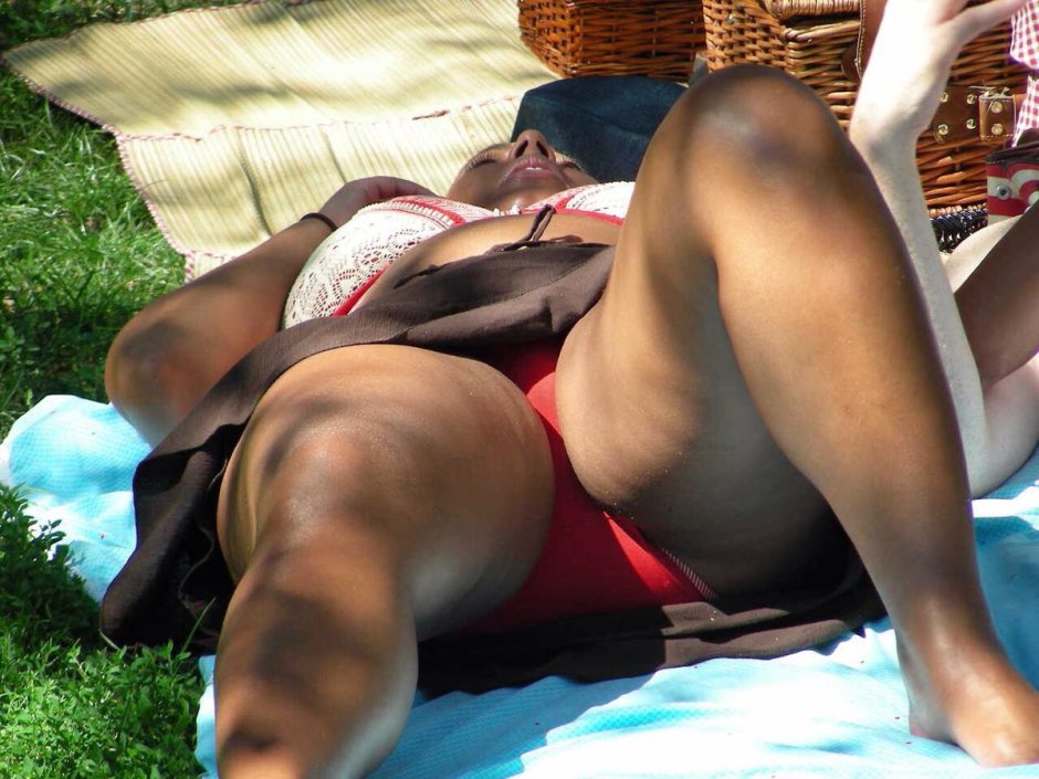 Зрелая на пляже