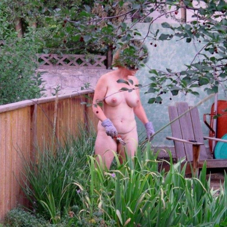 Загорает на даче