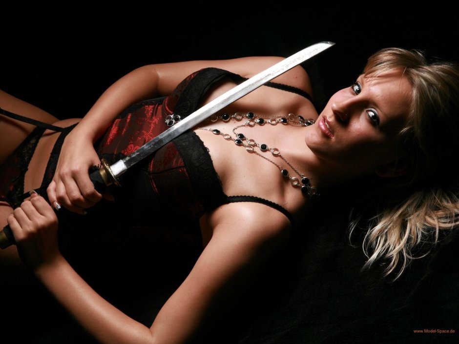 Девушка с мечом фотосессия