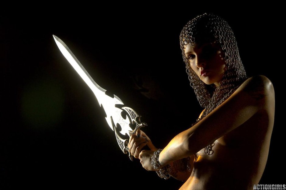 Голые женщины с холодным оружием