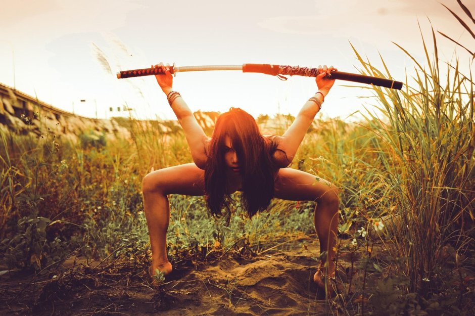 Женщина с мечом