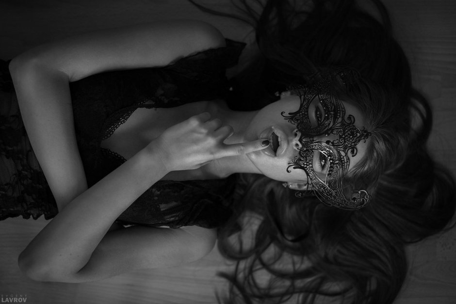 Девушка в маскарадной маске