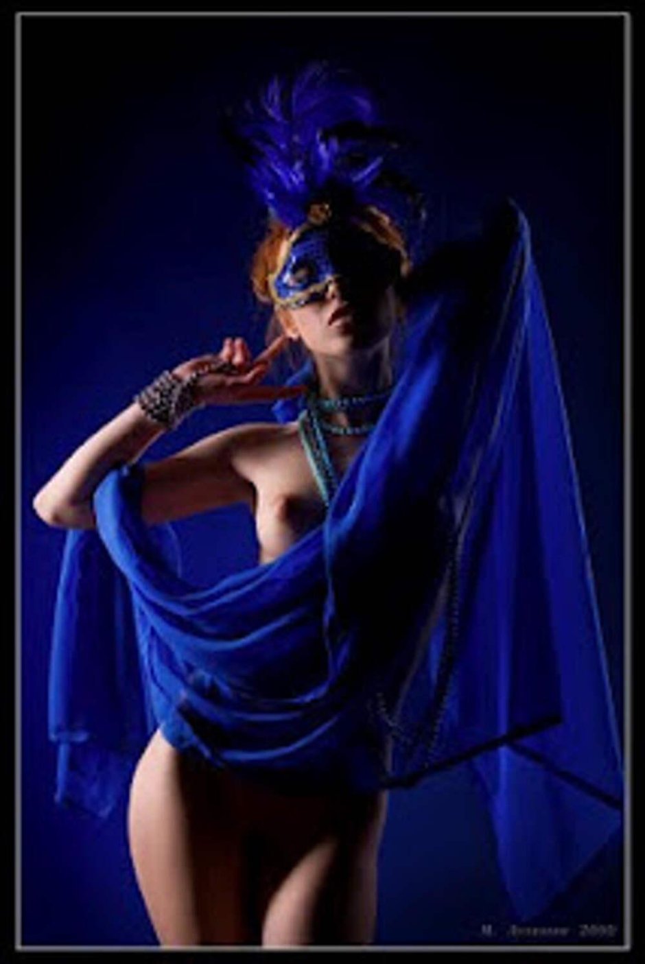 Голые в карнавальных масках