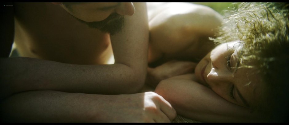 Спят в обнимку голые