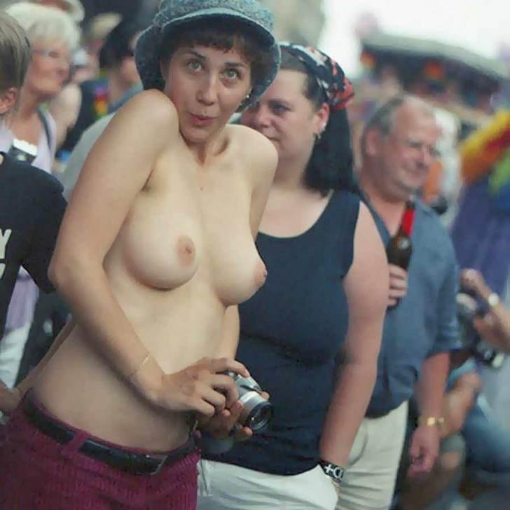 Женские голые груди