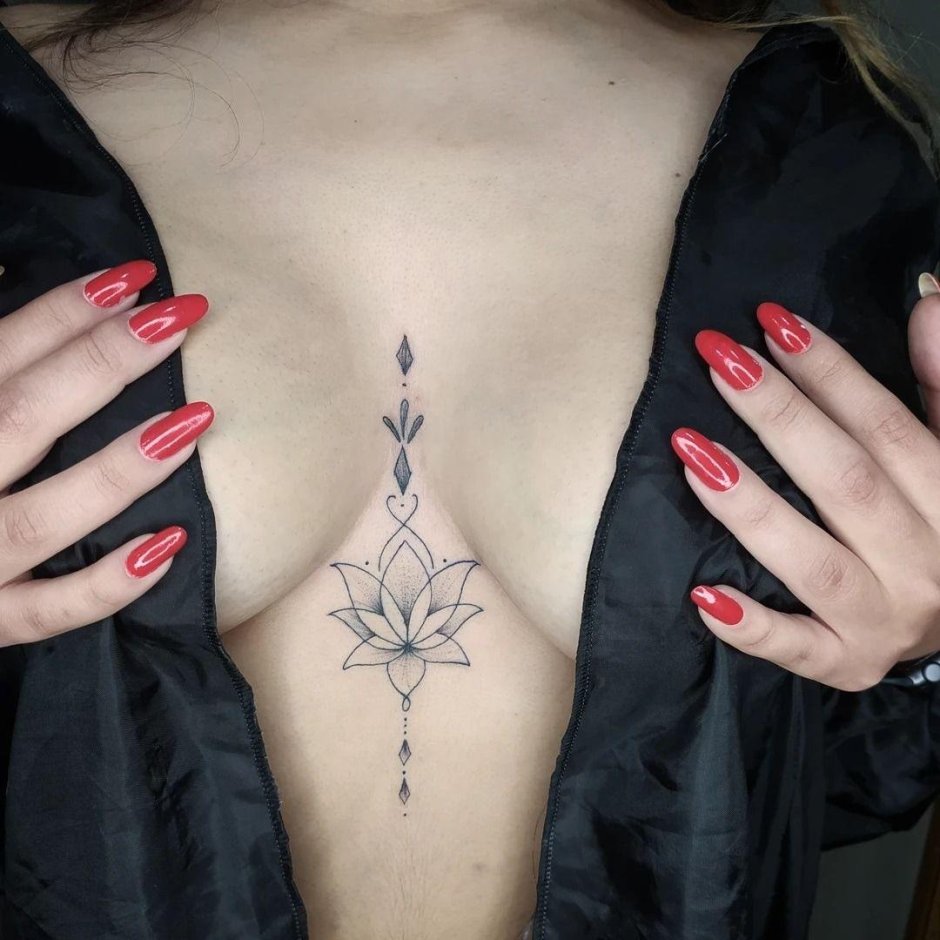 Тату лотос между грудиной