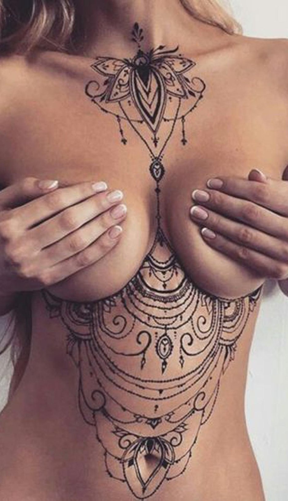 Тату под грудью у девушек